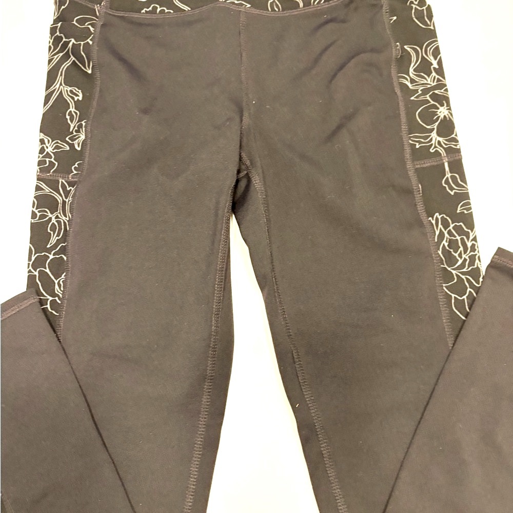 SKECHERS LEGGINGS YOGA PANTS SMALL
COLOR BLACK WITH WHITE SCRIBBLE FLOWER